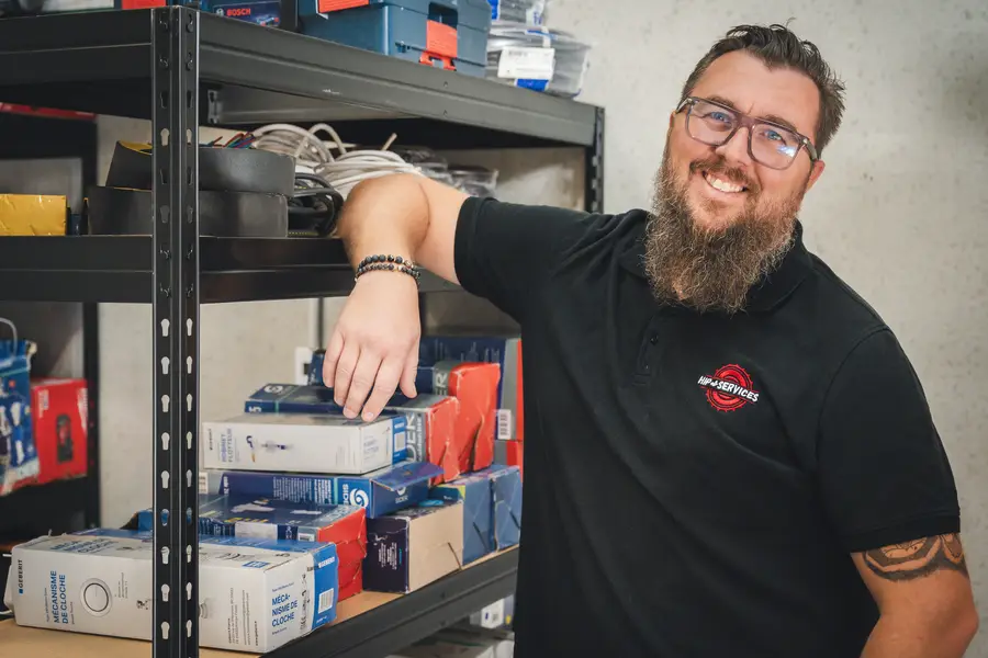 Sébastien Brosse, artisan fondateur de HIP-SERVICES, dans l'atelier de Chasse-sur-Rhône